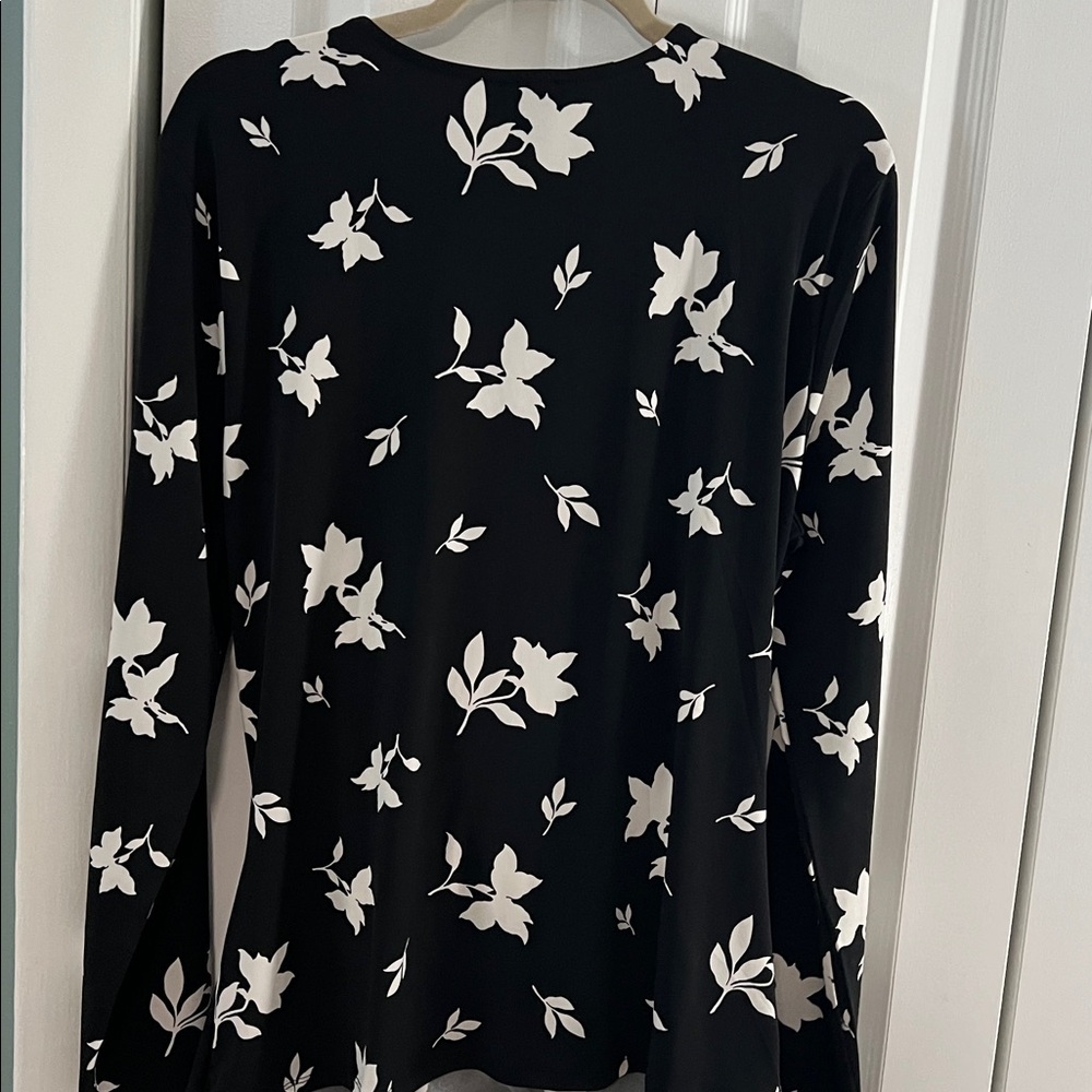 Ann Taylor Black and White Floral Faux Wrap Top Size XL NEW - Picture 5 of 6